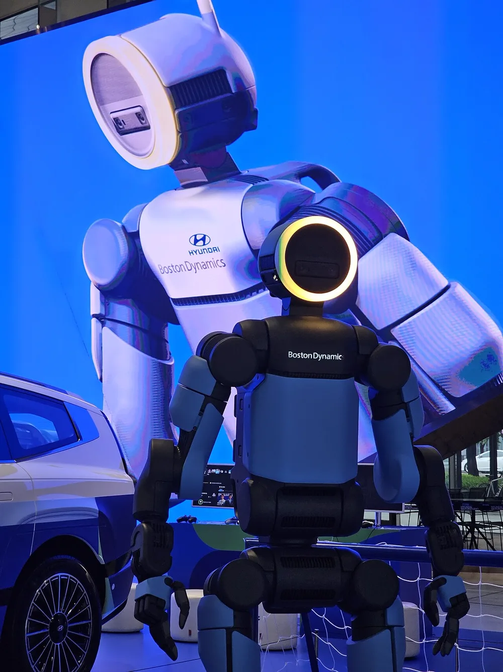 Robô humanoide Atlas, da Boston Dynamics, com a cabeça iluminada por um anel de luz