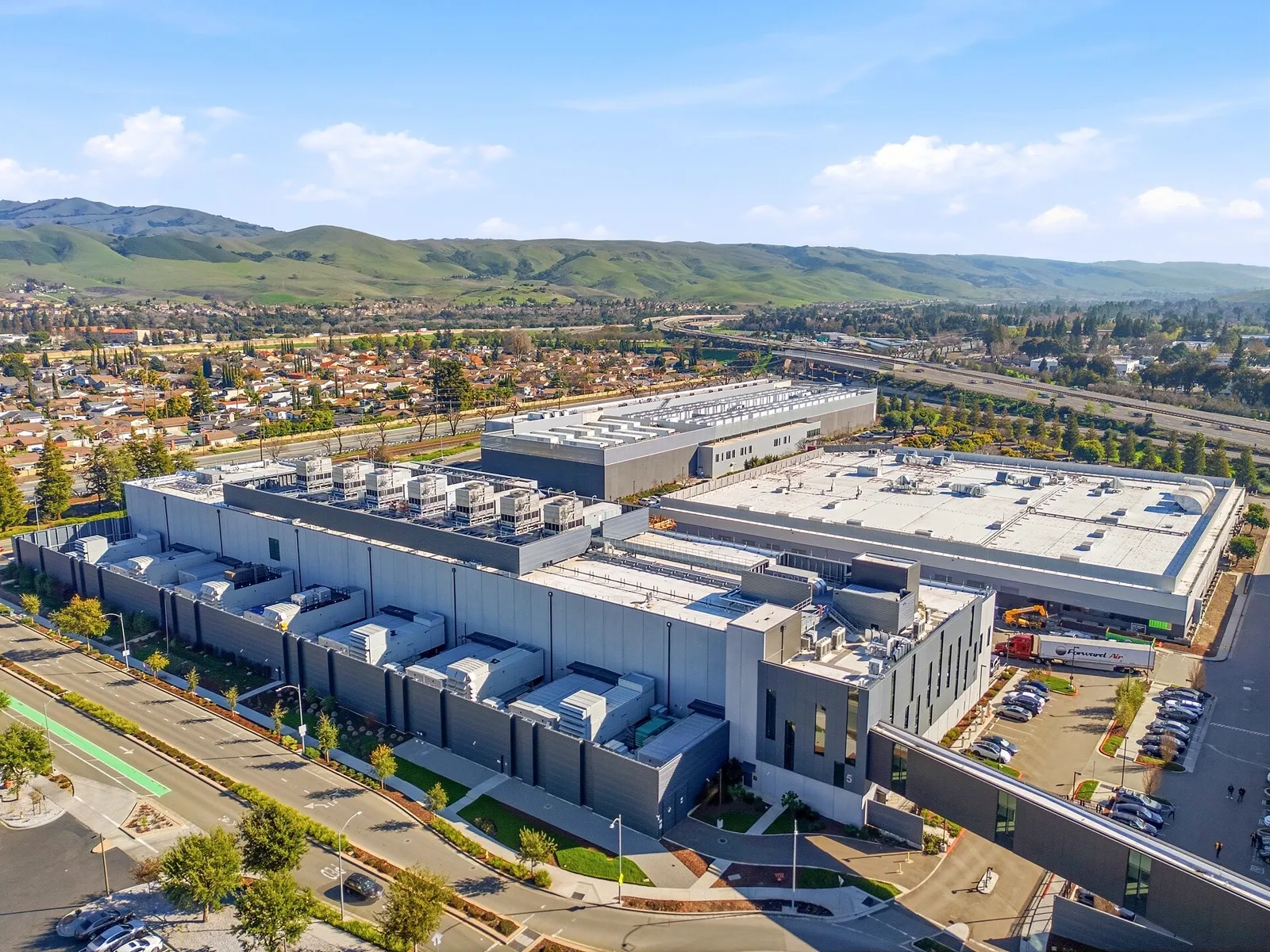 Vista aérea de um data center moderno no Vale do Silício