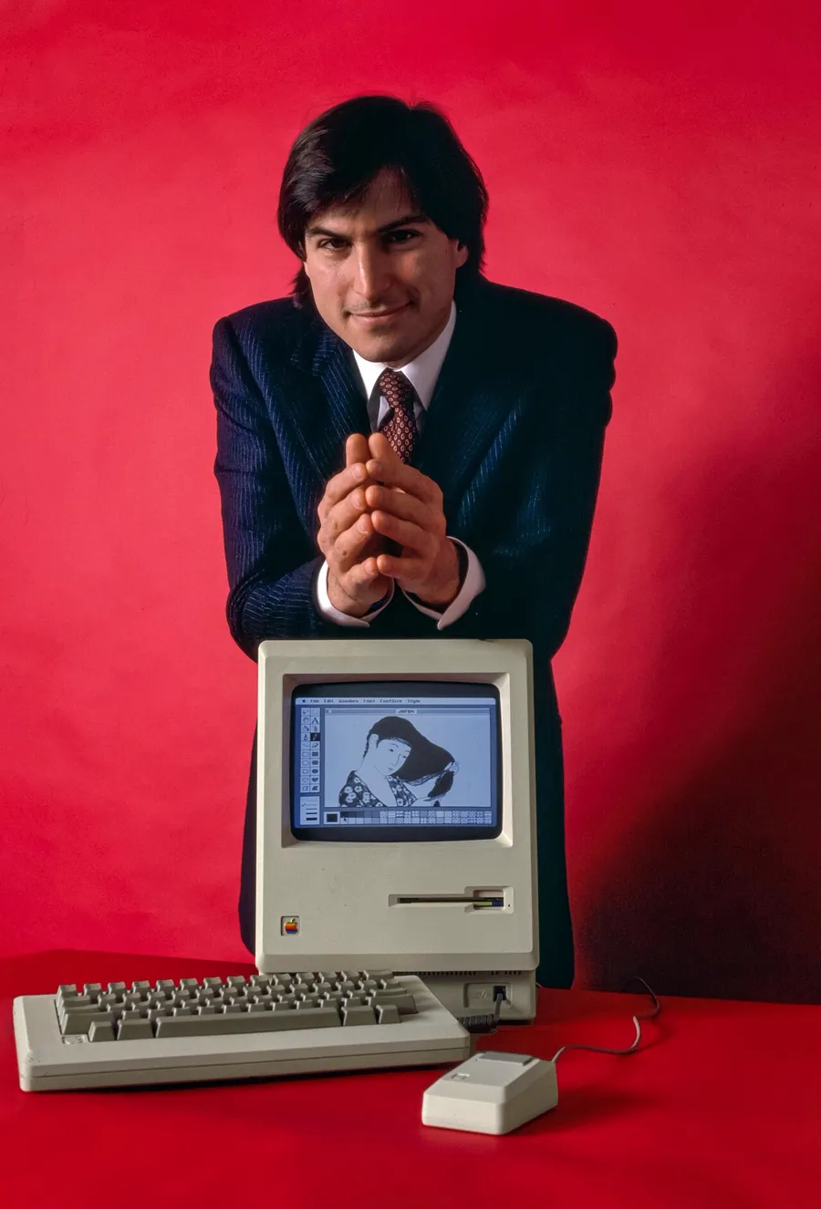 Steve Jobs com o primeiro Macintosh, em 1984
